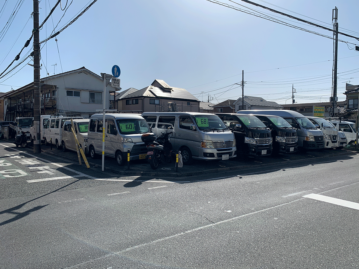 練馬区の車買取専門店5R3のショールーム風景 | 清潔な店舗で中古車査定の相談が可能